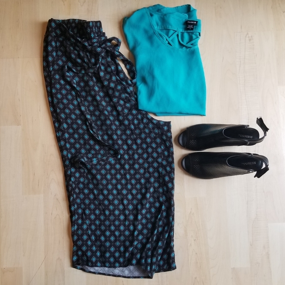 Torrid Geo Print Wide Leg Crop Selftie Pant - Picture 6 of 13